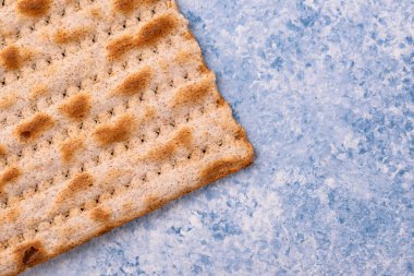 Hamursuz Bayramı için geleneksel Yahudi düz ekmek matzosu.
