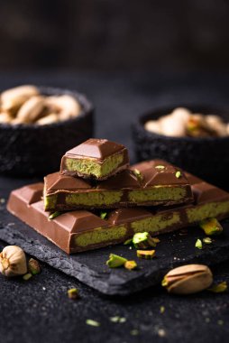 Kadayif kremalı, şam fıstıklı Dubai çikolatası, lüks gurme tatlı.