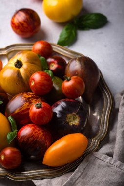 Taze domateslerin değişik çeşitleri ve renkleri.