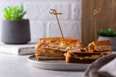 Kızarmış ekmek ya da jambonlu sandviç ve erimiş peynir.