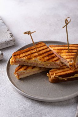 Kızarmış ekmek ya da jambonlu sandviç ve erimiş peynir.