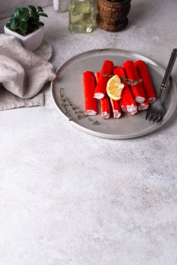 Limonlu yengeç etinden Surimi çubukları