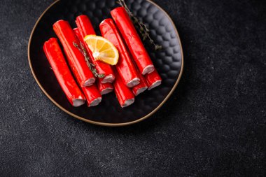 Limonlu yengeç etinden Surimi çubukları