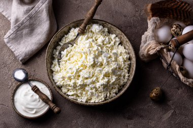 Süzme peynir ya da kahverengi arka planda kaymak.