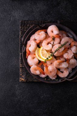 Dondurulmamış karides ya da baharatlı ve limonlu karides