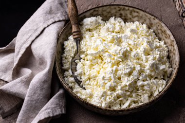 Süzme peynir ya da kahverengi arka planda kaymak.