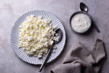 Açık arkaplanda süzme peynir ya da kaymak.