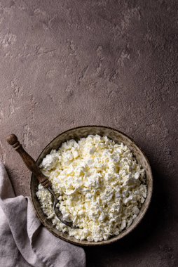 Süzme peynir ya da kahverengi arka planda kaymak.