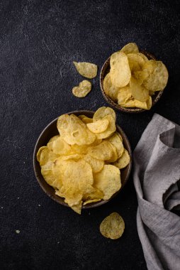 Tuzlu ve baharatlı ev yapımı patates cipsi.