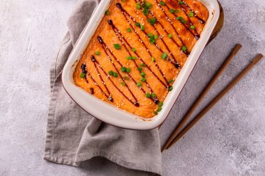 Tembel suşi ya da somon ve yengeç surimi çubuklu fırında suşi.