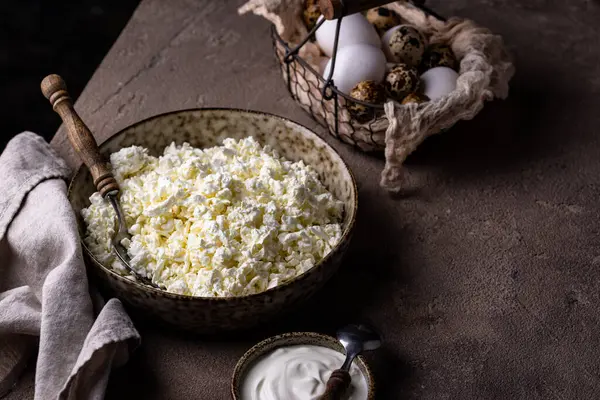 Süzme peynir ya da kahverengi arka planda kaymak.