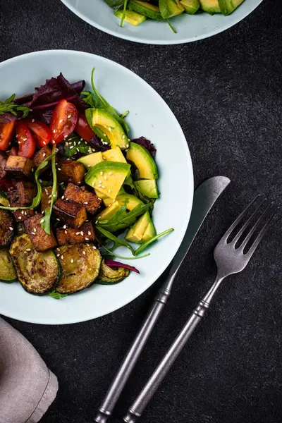 Ketogenik diyet. Tofu ve avokado ile sağlıklı vejetaryen keto salatası