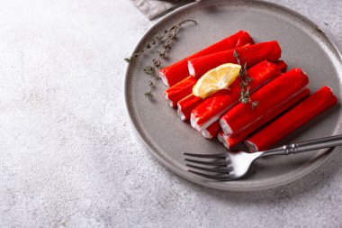 Limonlu yengeç etinden Surimi çubukları