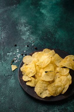Tuzlu ve baharatlı ev yapımı patates cipsi.