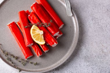 Limonlu yengeç etinden Surimi çubukları
