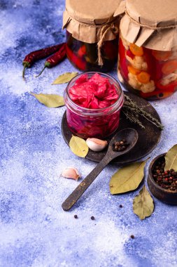 Kavanozlarda ev yapımı mayalanmış sağlıklı yiyecekler. Sebze turşusu