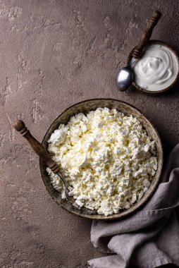 Süzme peynir ya da kahverengi arka planda kaymak.