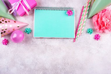 Kağıt şapka, balon, saman ve mum ile doğum günü partisi konsepti