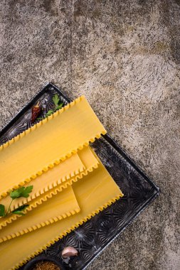 Koyu arkaplanda pişmemiş çiğ lazanya.