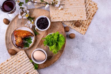 Geleneksel Hamursuz Bayramı veya Pesah Seder tabağı