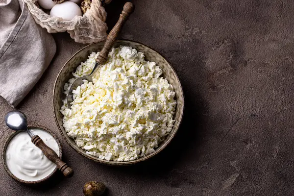 Süzme peynir ya da kahverengi arka planda kaymak.