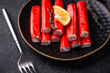 Limonlu yengeç etinden Surimi çubukları