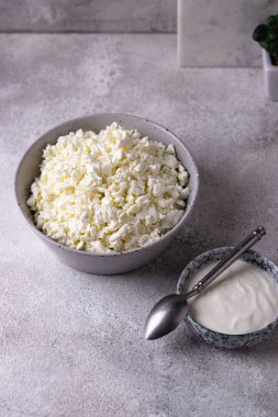 Açık arkaplanda süzme peynir ya da kaymak.