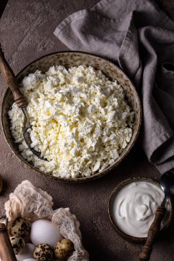 Süzme peynir ya da kahverengi arka planda kaymak.