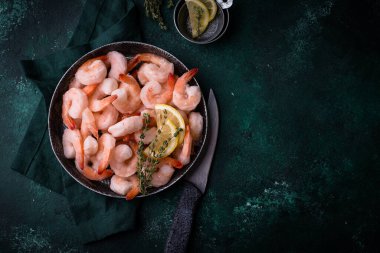 Dondurulmamış karides ya da baharatlı ve limonlu karides