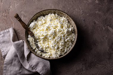 Süzme peynir ya da kahverengi arka planda kaymak.