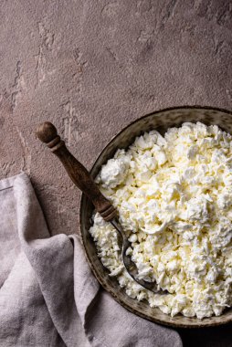 Süzme peynir ya da kahverengi arka planda kaymak.