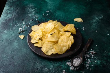 Tuzlu ve baharatlı ev yapımı patates cipsi.
