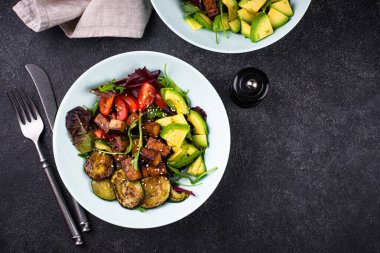 Ketogenik diyet. Tofu ve avokado ile sağlıklı vejetaryen keto salatası