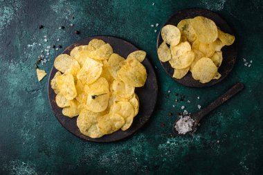 Tuzlu ve baharatlı ev yapımı patates cipsi.
