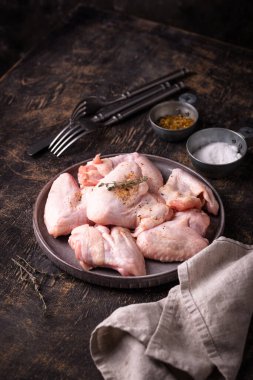 Siyah arka planda çiğ tavuk kanadı..
