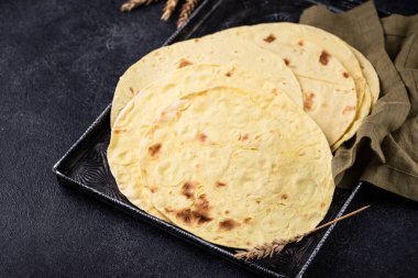 Lavaş düz ekmek ya da siyah arkaplanda jiroskop