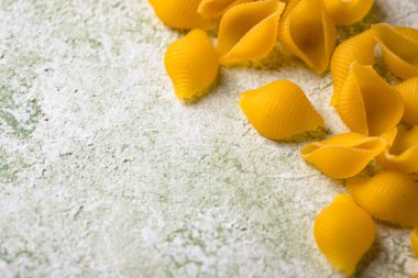 Conchiglie rigate, kabuk şeklinde çiğ makarna.
