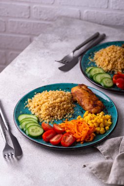 Dengeli diyet. Tavuk, bulguru ve sebzeli sağlıklı yemek tabağı..