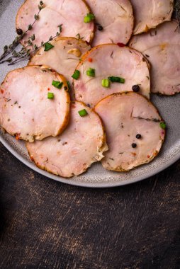 Tabağında bitkiler olan dilimlenmiş tavuk sosisi.