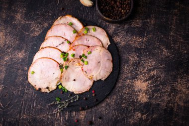 Tabağında bitkiler olan dilimlenmiş tavuk sosisi.