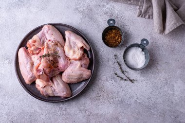 Siyah arka planda çiğ tavuk kanadı..