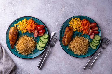 Dengeli diyet. Tavuk, bulguru ve sebzeli sağlıklı yemek tabağı..