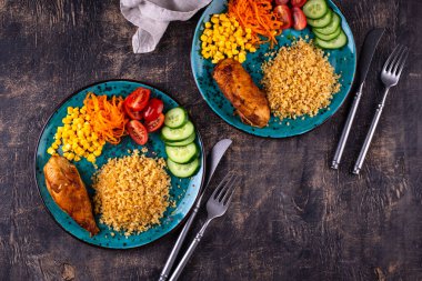 Dengeli diyet. Tavuk, bulguru ve sebzeli sağlıklı yemek tabağı..