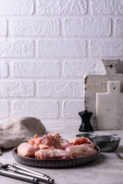 Siyah arka planda çiğ tavuk kanadı..