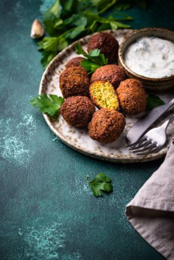 Orta Doğu geleneksel vejetaryen soslu falafel topları.