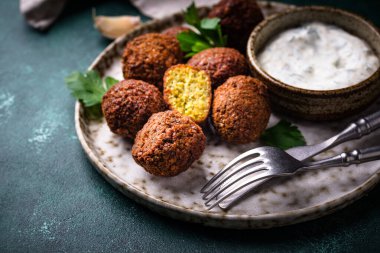 Orta Doğu geleneksel vejetaryen soslu falafel topları.