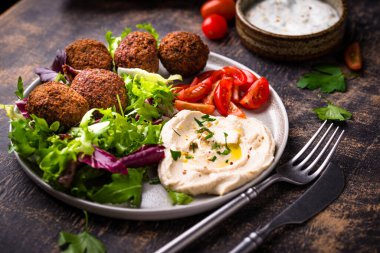 Humus, falafel ve sebzeli sağlıklı vejetaryen salatası.