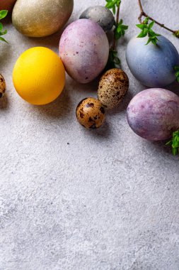 Renkli Paskalya yumurtaları doğal boyayla boyanır