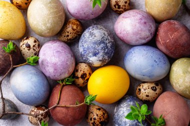 Renkli Paskalya yumurtaları doğal boyayla boyanır