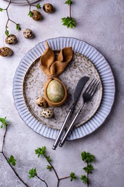 Tavşan şeklinde yumurta ve peçeteli zarif Paskalya sofrası.